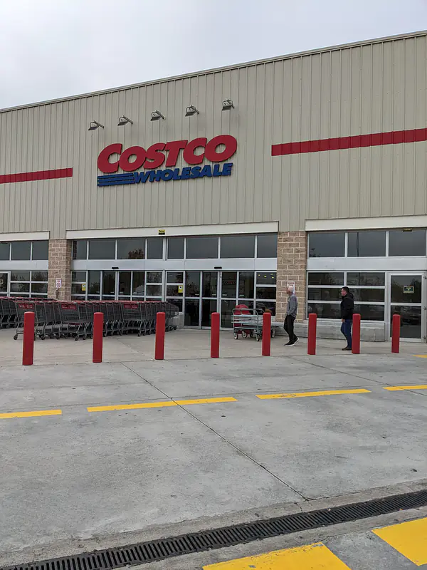No. No es nuestro Costco. Este Costco está en las afueras de Madrid. Se vende conejo y jamón serrano allí.