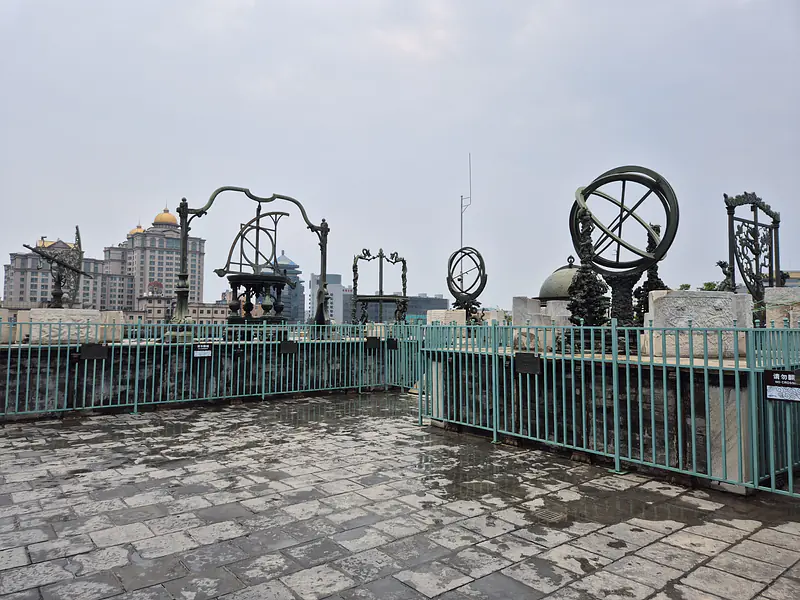 China, Beijing (2025): Astronomical instruments on the Beijing Ancient Observatory, one of the oldest in the world
