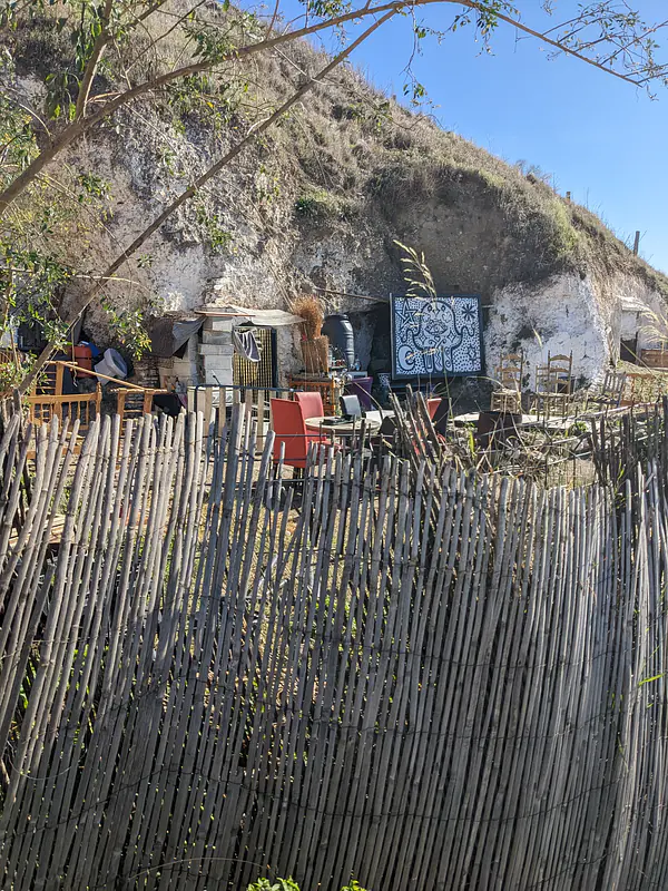 La gente todavía vive en las antiguas cuevas de gitano.