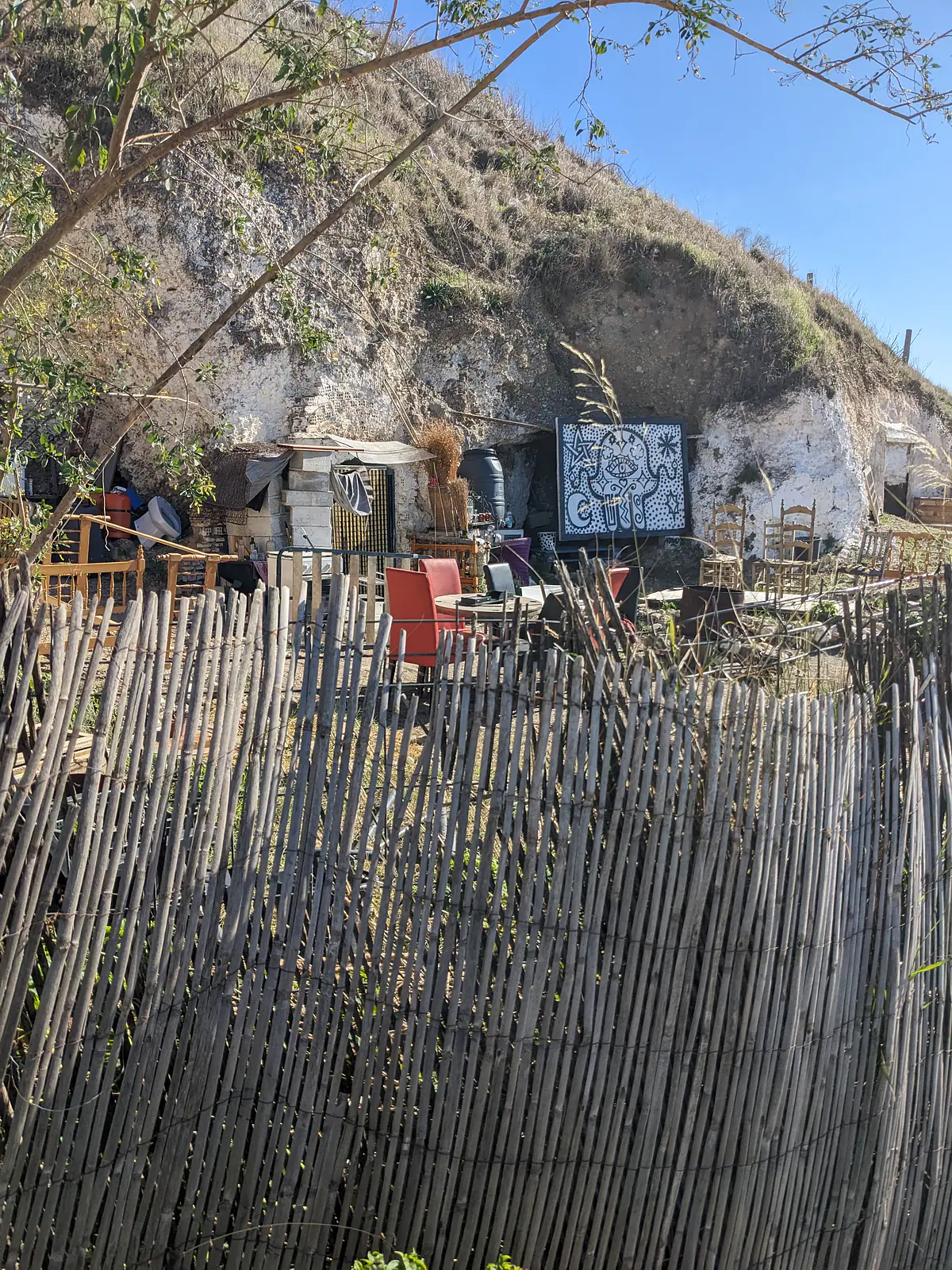 La gente todavía vive en las antiguas cuevas de gitano.