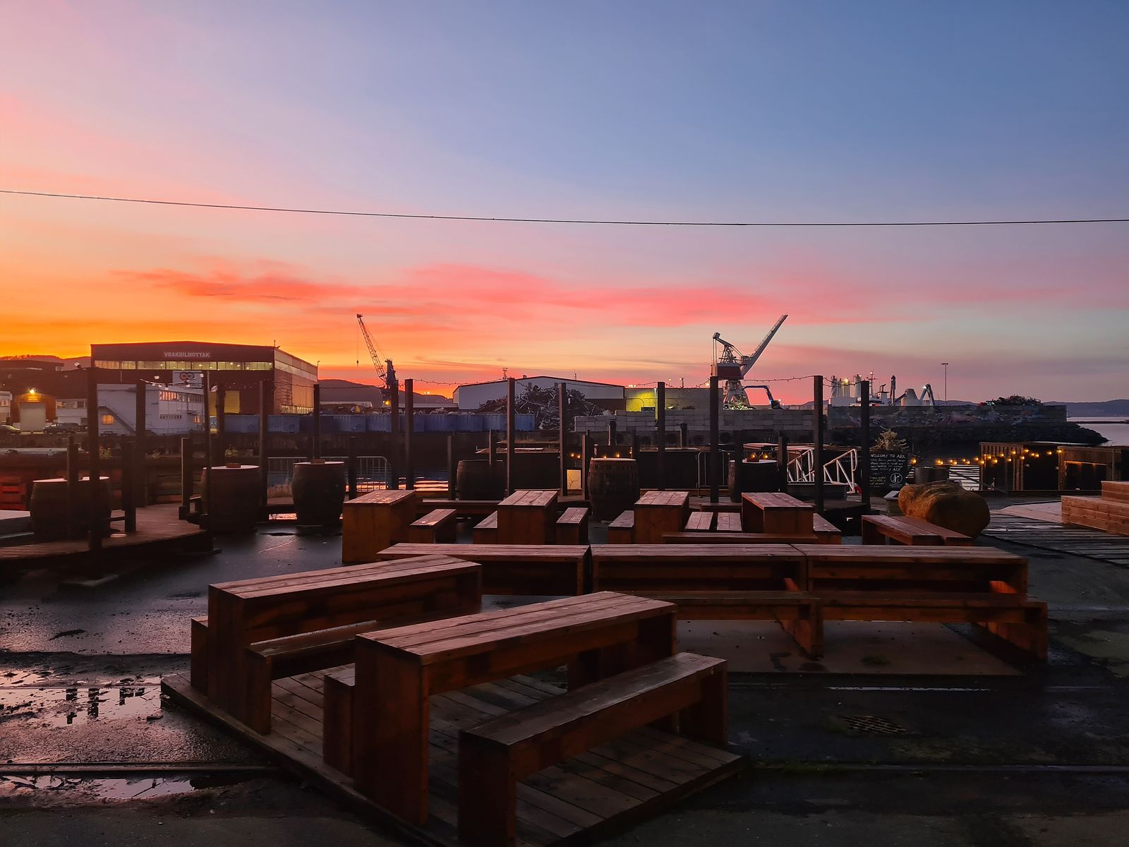 A picture of a spectacular sunset over Havet Sauna, Trondheim