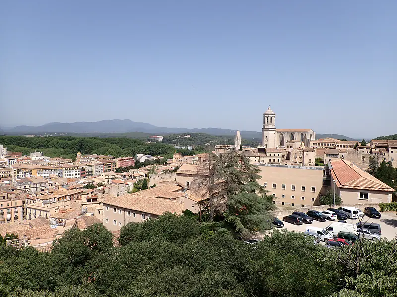 Spain, Catalonia, Girona (2024): View of the well-preserved historical center from the city wall (Photo by Izabella Baisheva)