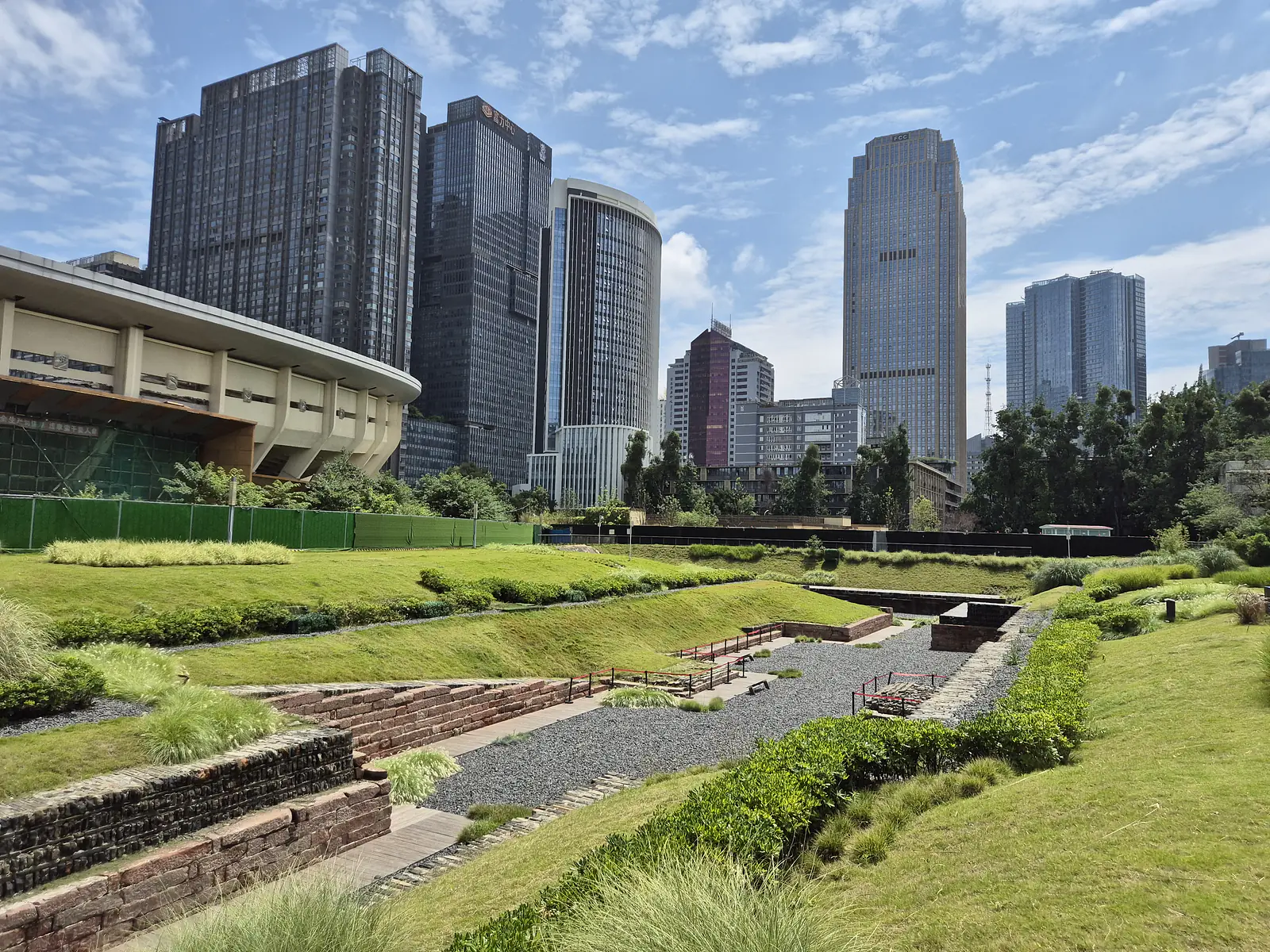 China, Sichuan, Chengdu (2025): Donghuamen ruins park with Ming Dynasty (1368-1644 CE) canal ruins and a reconstructed Tang Dynasty (618-907 CE) mansion footprint