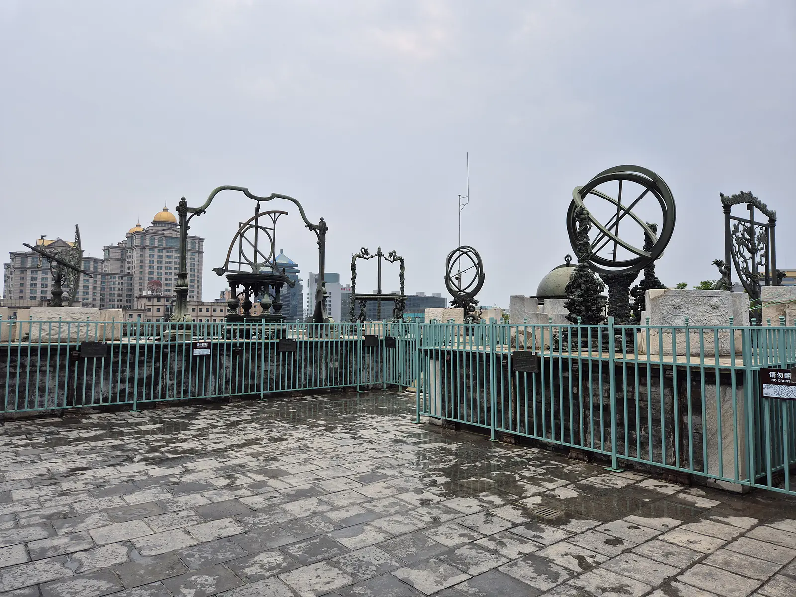 China, Beijing (2025): Astronomical instruments on the Beijing Ancient Observatory, one of the oldest in the world