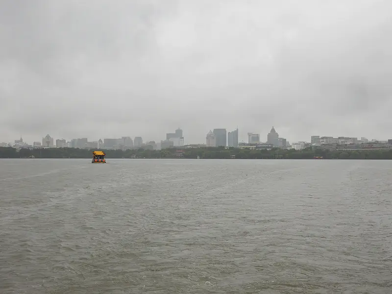 China, Zhejiang, Hangzhou (2019): Rainy day on the West Lake