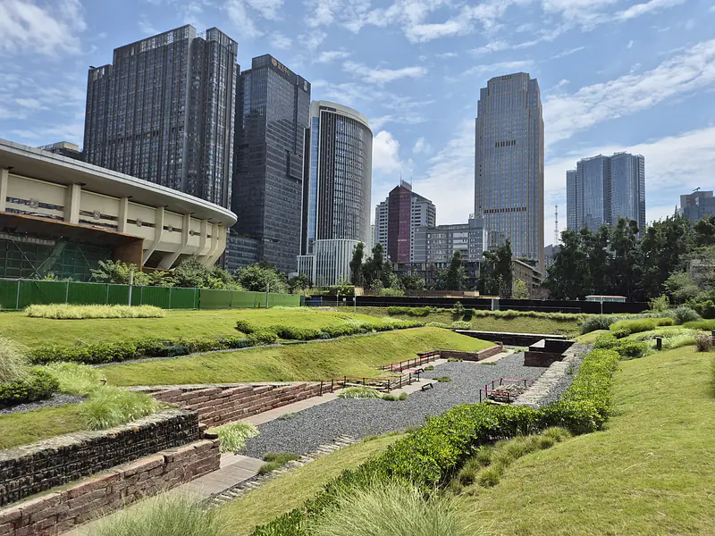 China, Sichuan, Chengdu (2025): Donghuamen ruins park with Ming Dynasty (1368-1644 CE) canal ruins and a reconstructed Tang Dynasty (618-907 CE) mansion footprint