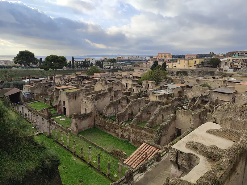 Italy, Campania, Ercolano (2022): Remains of the ancient city of Herculaneum, which was destroyed by the eruption of Mt. Vesuvius in 79 CE