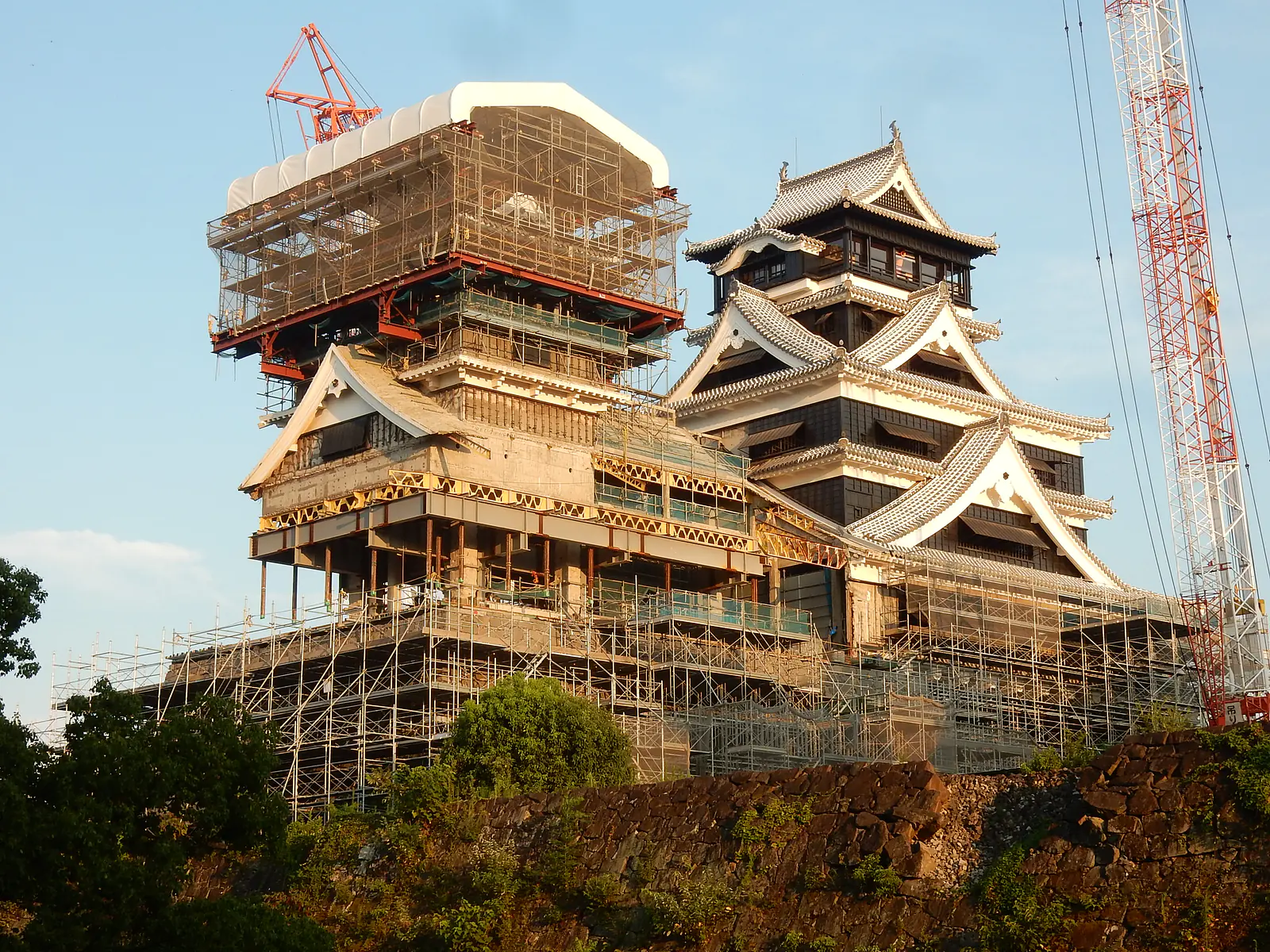 Japan, Kumamoto (2019): Reconstruction work at Kumamoto Castle after it was damaged during the 2016 earthquakes