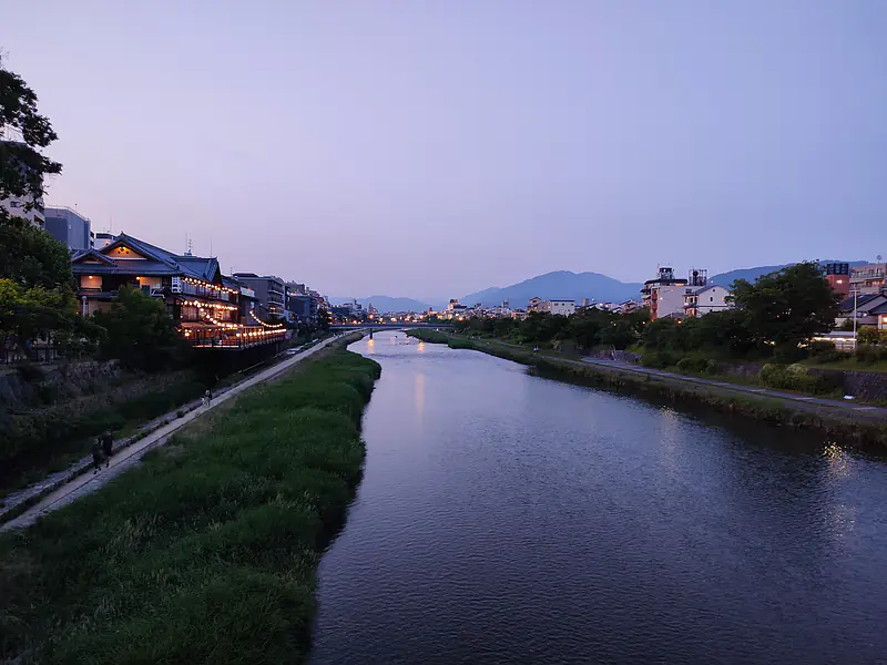 Japan, Kyoto (2023): Evening at the Kamogawa, with Hieizan in the background
