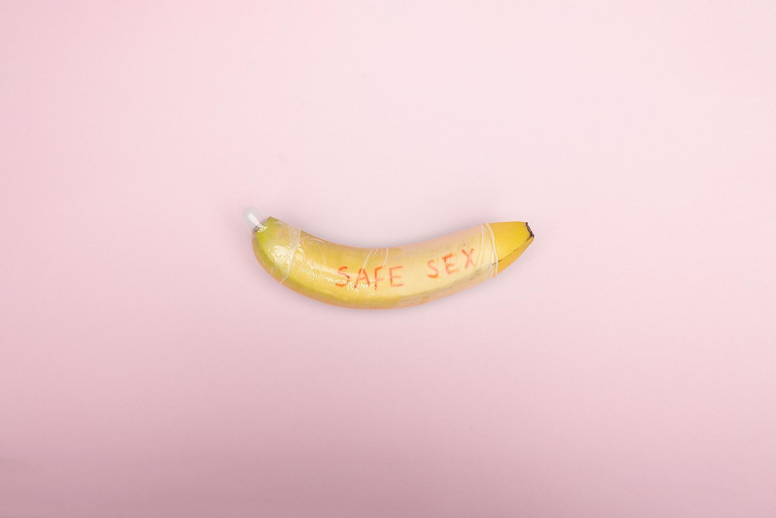 A banana with a condom and the inscription "SAFE SEX"