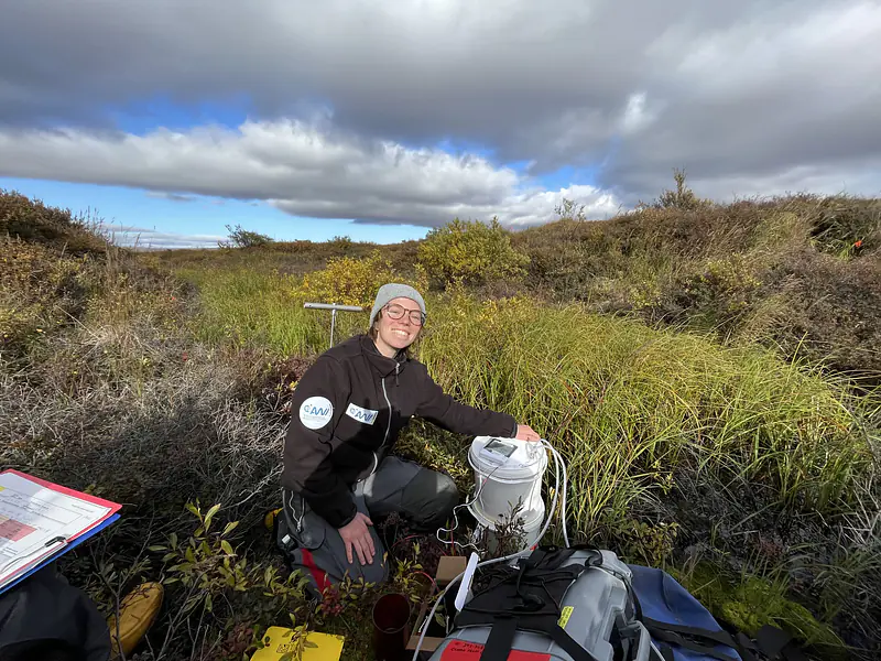 Measuring a greenhouse gas flux (CO2, CH4) near Sitnasuaq (Nome), Alaska (USA). PC: T. Lübker 2023