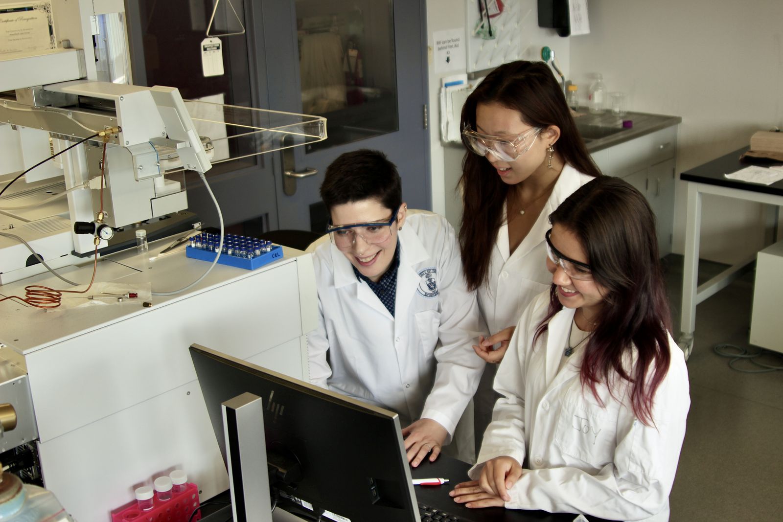 Three people and GC-MS instrument. From left: Prof. Rachel Gregor, Rosalie Wang, and Bianca Lino-Wozniak