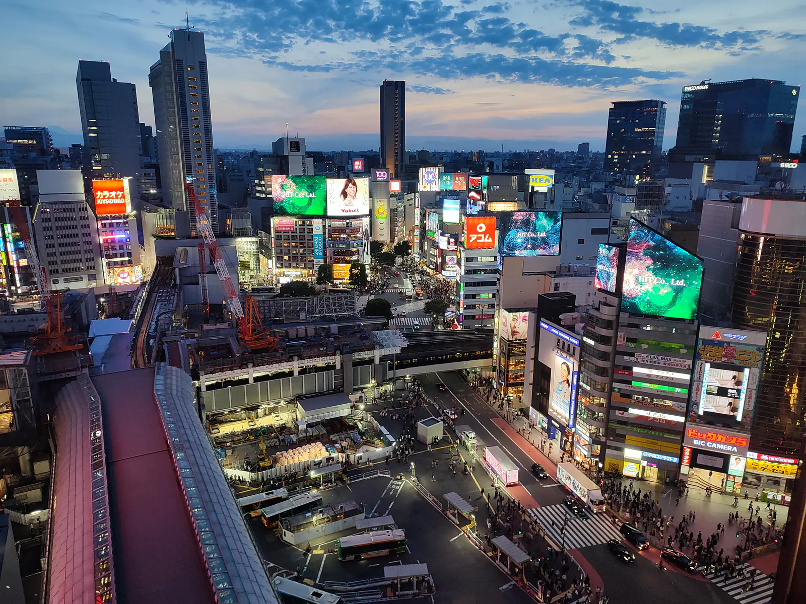 Japan, Tokyo, Shibuya (2023): View towards the famous scramble crossing from the Shibuya Hikarie highrise