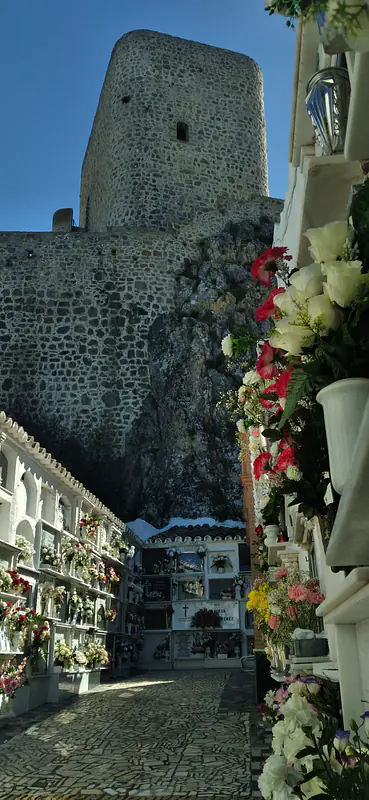 Un mausoleo cerca del castillo en Olvera