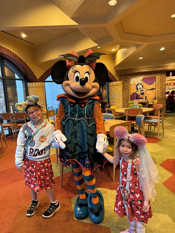 Meeting Minnie in their Minnie outfits