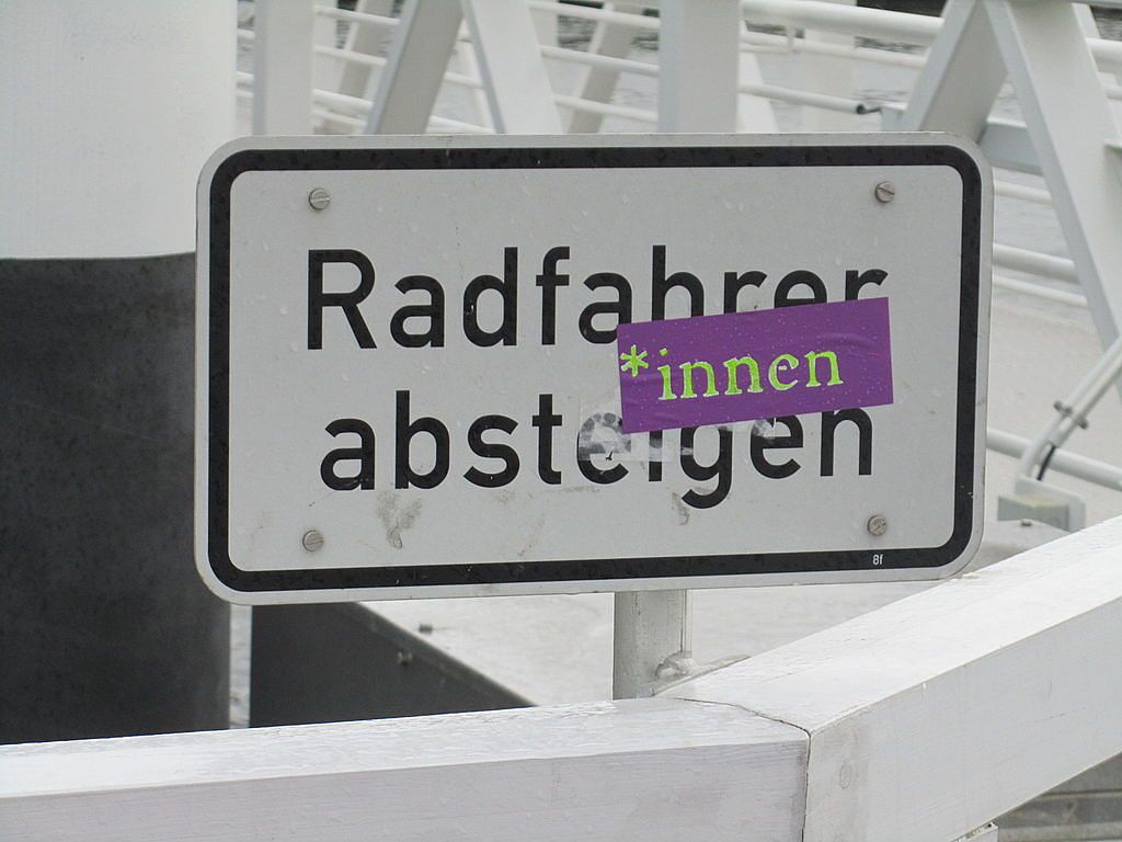 Sign Radfahrer*innen absteigen