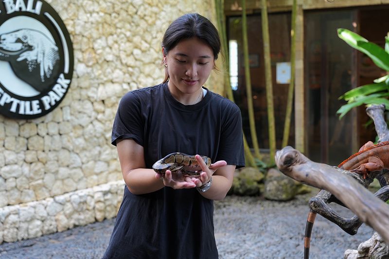 Picture of Gioanna Zhao holding a snake.