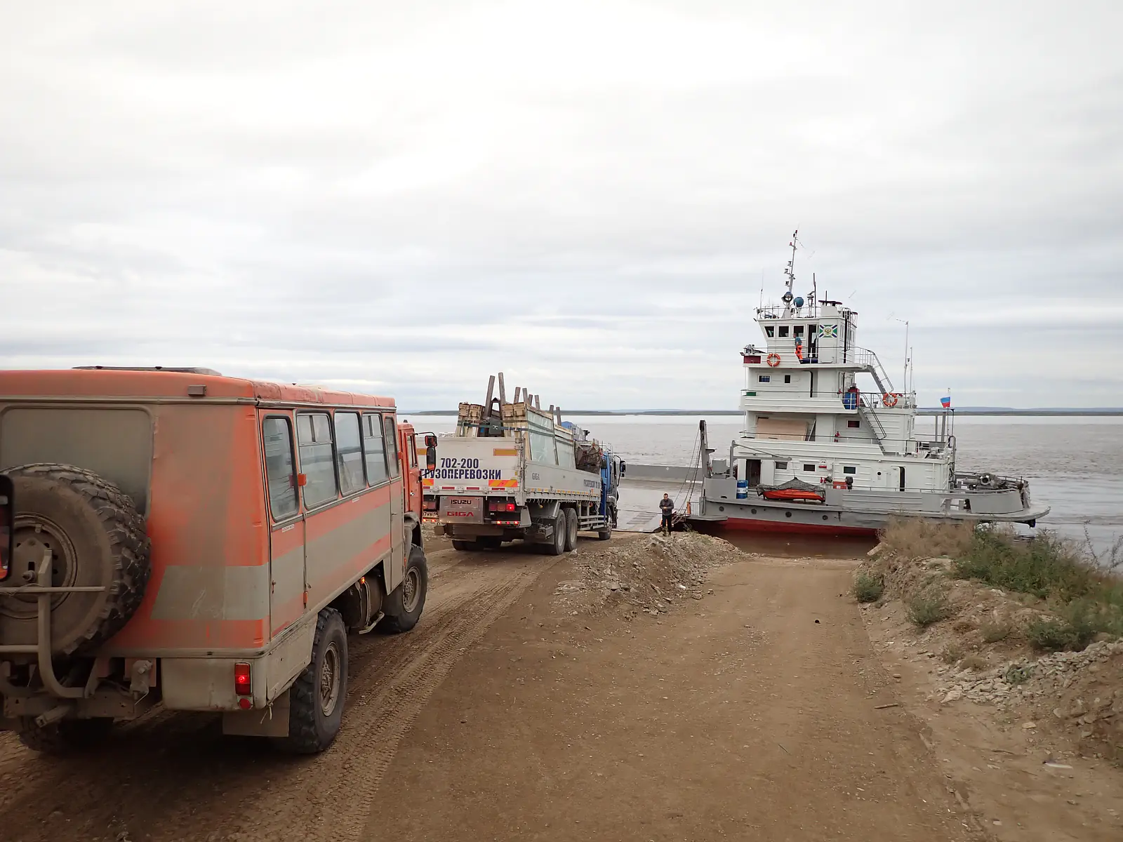 Russia, Republic of Sakha (Yakutia), Megino-Kangalassky District (2021): Crossing the Lena River from Nizhny Bestyakh to Yakutsk - easier in winter when one can simply drive across the frozen river