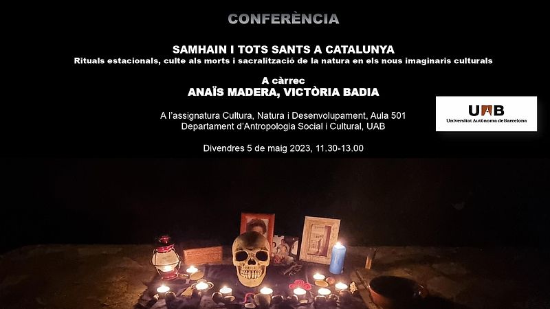 Cartell en negre amb lletres blanques amb la informació de la conferència a l'assignatura i una fotografia de fons d'un altar de Samhain de la Hermandad Druida Dún Ailline