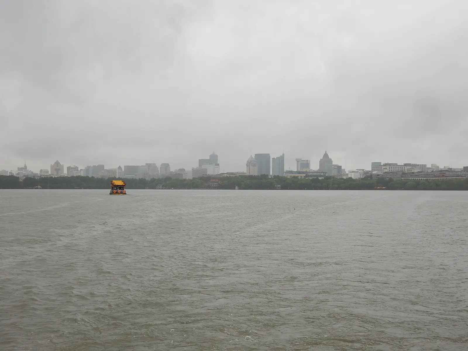 China, Zhejiang, Hangzhou (2019): Rainy day on the West Lake