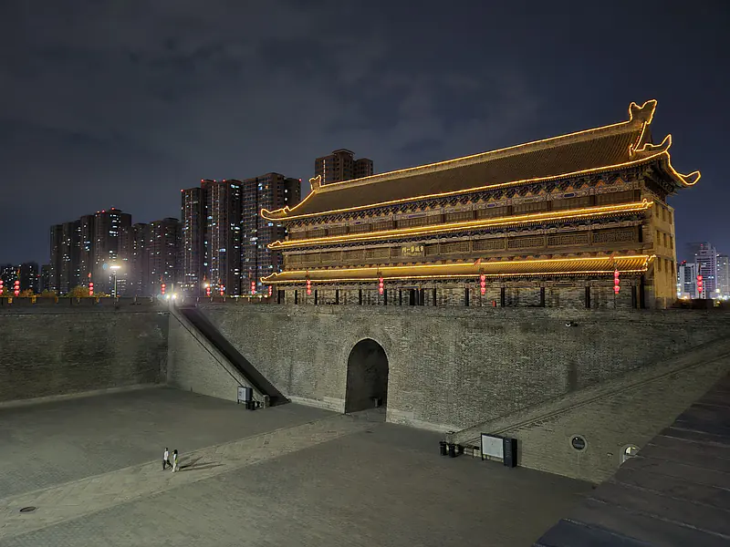 China, Shaanxi, Xi'an (2025): Walk along the well-preserved 14th century city wall