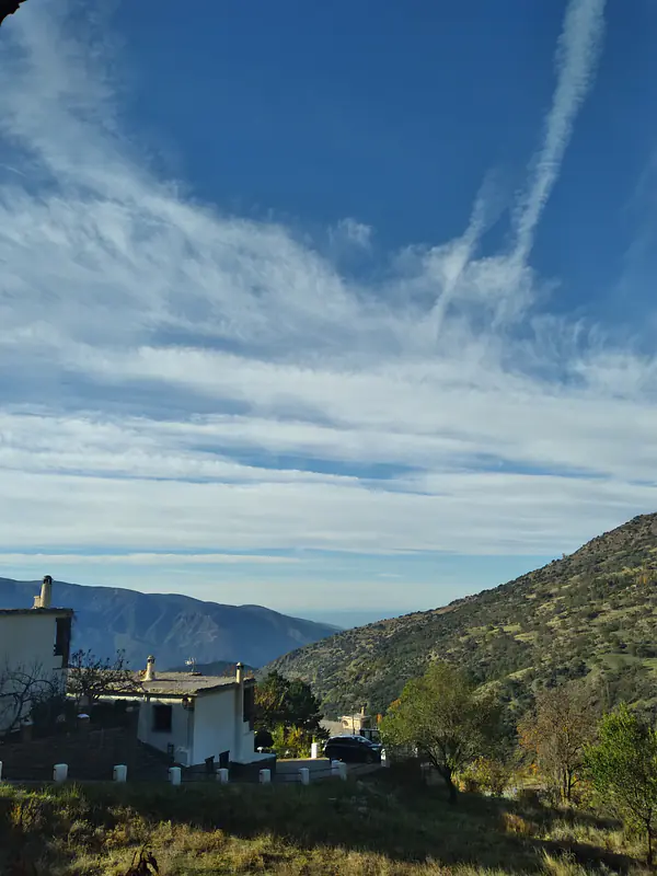 Una vista de las Alpujarras. Se puede ver el Mediterráneo