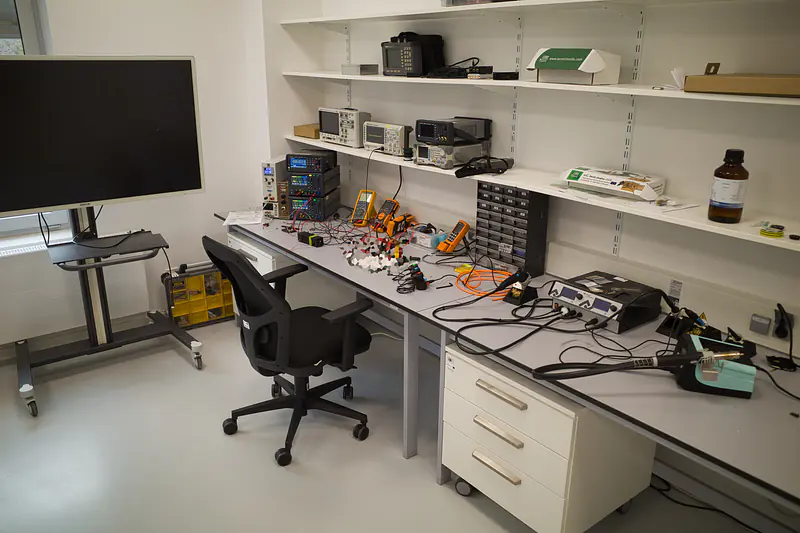 Electronic lab