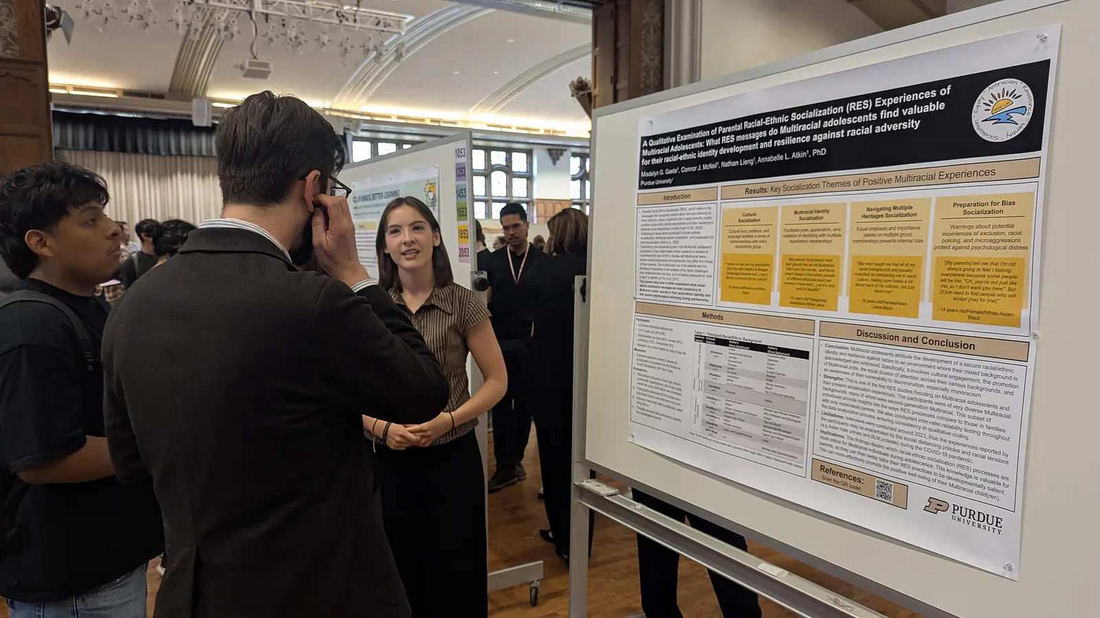 Madelyn having some great discussions about her poster with some attendees!