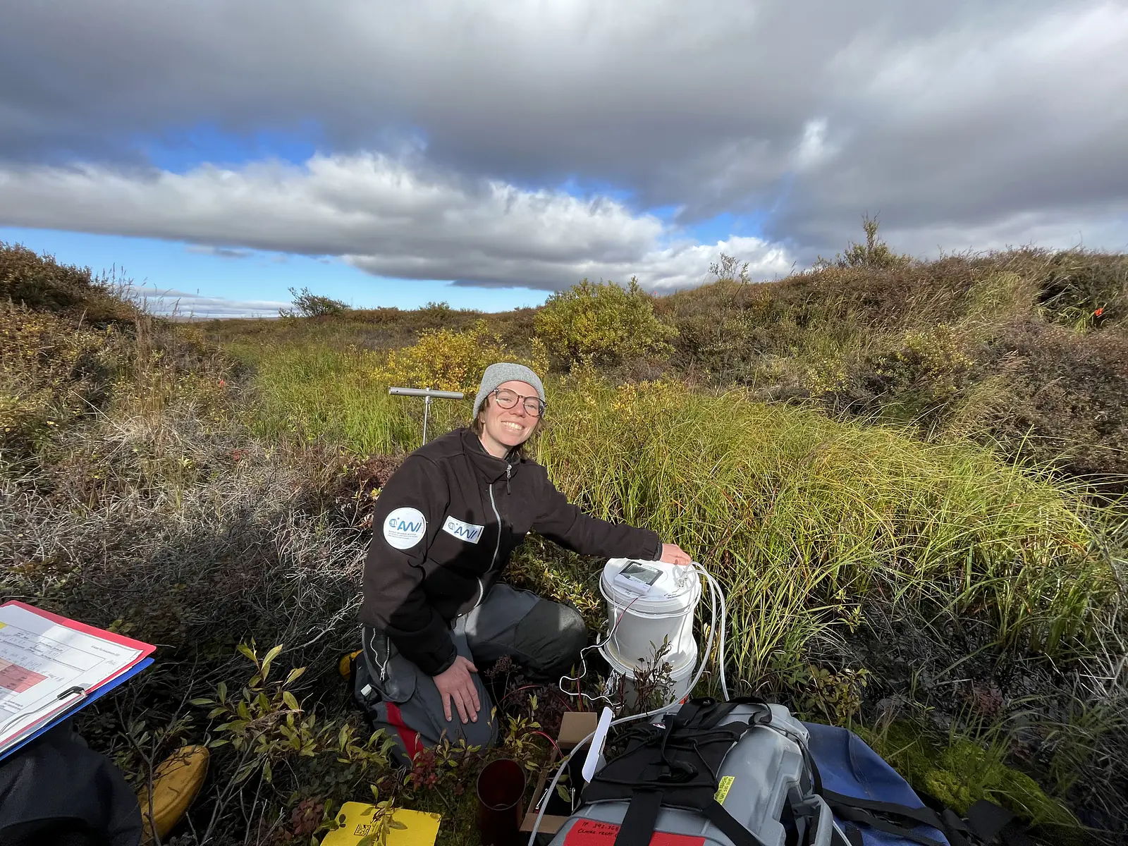 Measuring a greenhouse gas flux (CO2, CH4) near Sitnasuaq (Nome), Alaska (USA). PC: T. Lübker 2023