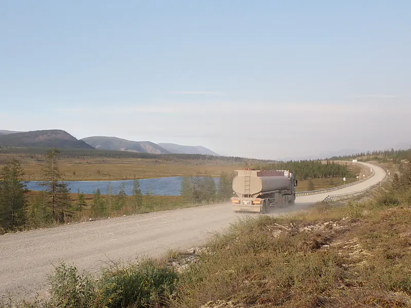 Russia, Republic of Sakha (Yakutia), Oymyakonsky District (2021): Truck on the Kolyma Highway in the southern Verkhoyansk Mountains